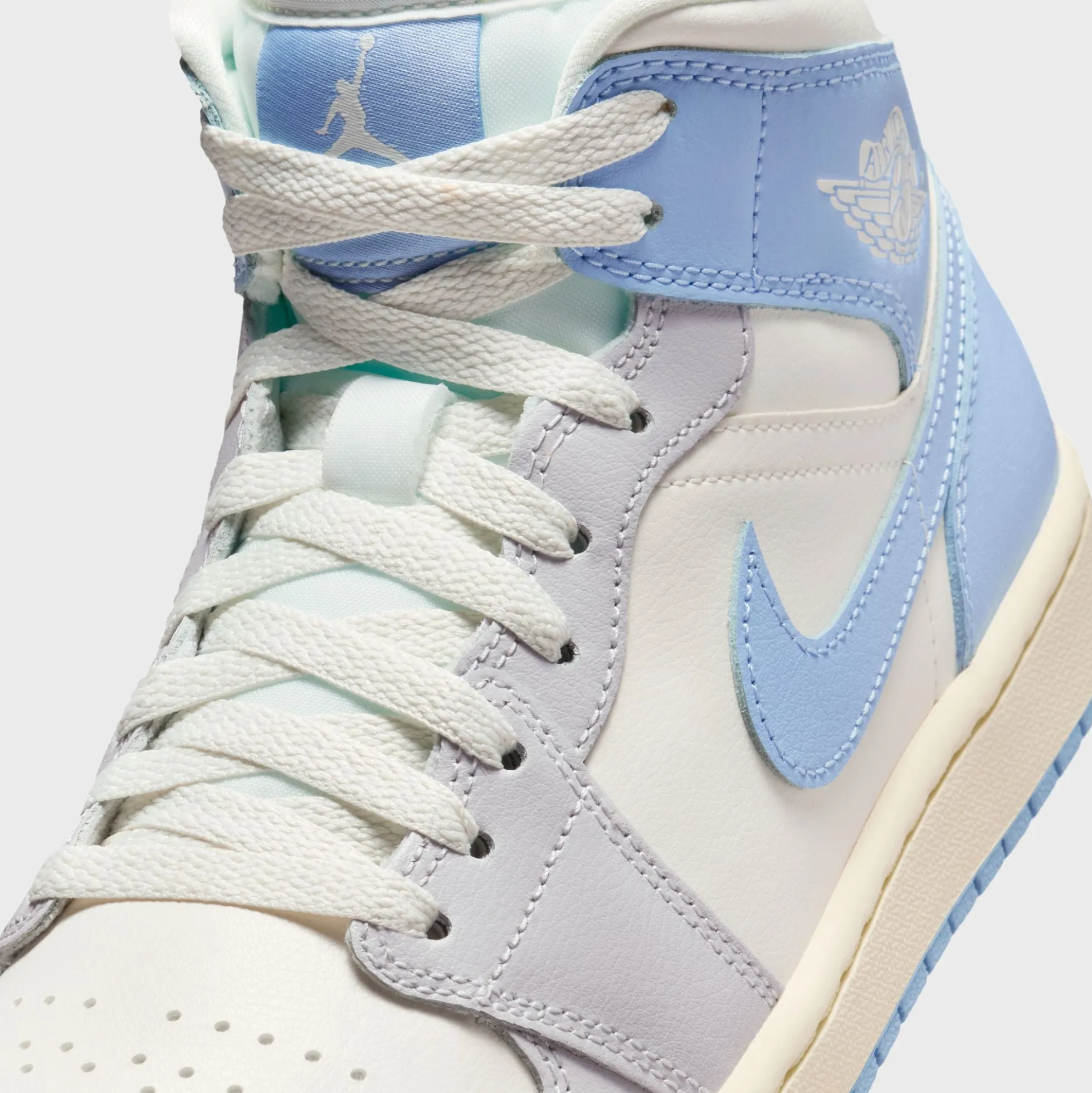 WMNS Air Jordan 1 Mid
